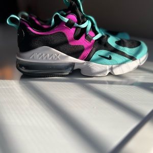Nike Air Max Infinity/Big Kids Youth Size 6y worn twice